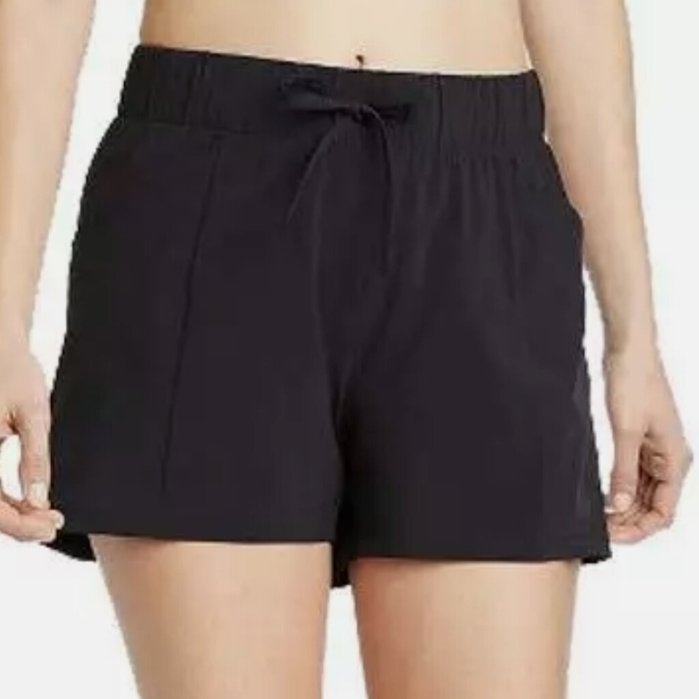 Mid-Rise sport shorts.